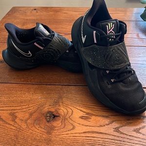 Mens Kyrie 3 lows basketball sneakers